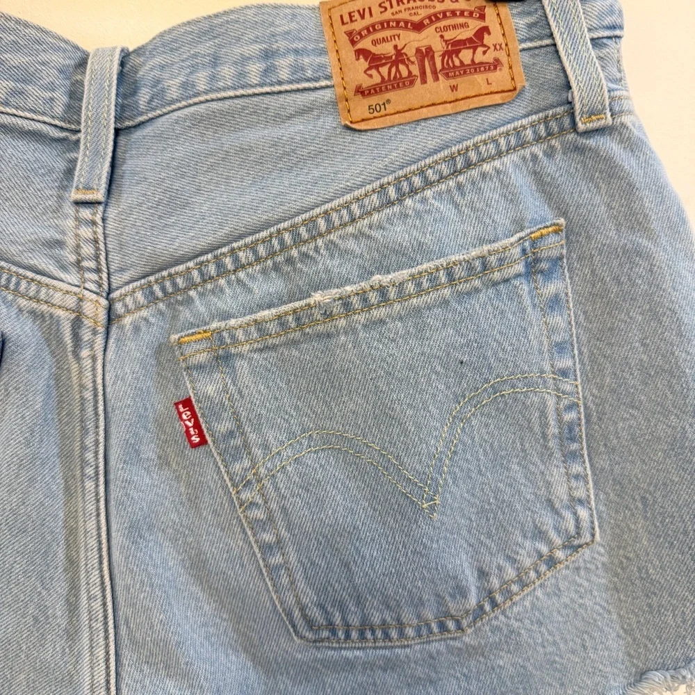 Levi’s light Blue distressed cutoff Denim Women Shorts - Picture 6 of 7